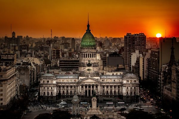 Argentina se apura para no quedar afuera de la revolución de la IA y debate cómo regularla