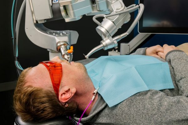 Un robot dentista realizó el primer procedimiento total en un humano