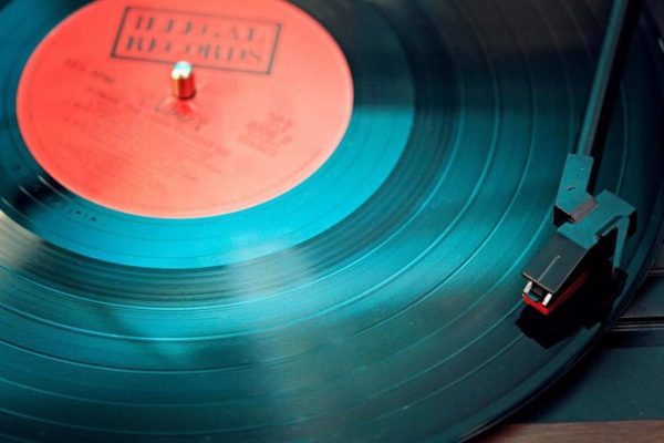 Universal Music Group se alía con KLAY para avanzar hacia la música con IA ética