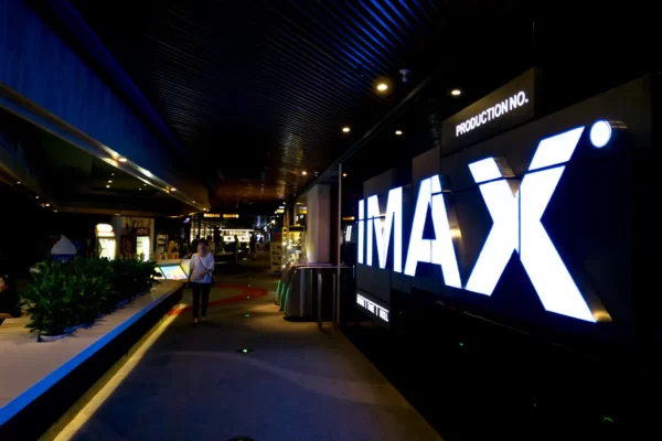 IMAX se asocia con Camb.AI para llevar traducciones y doblajes a cines de todo el mundo