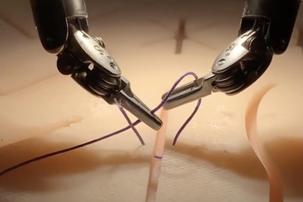 VIDEO: un robot quirúrgico «imitador» alcanza nivel profesional viendo cirugías por TV