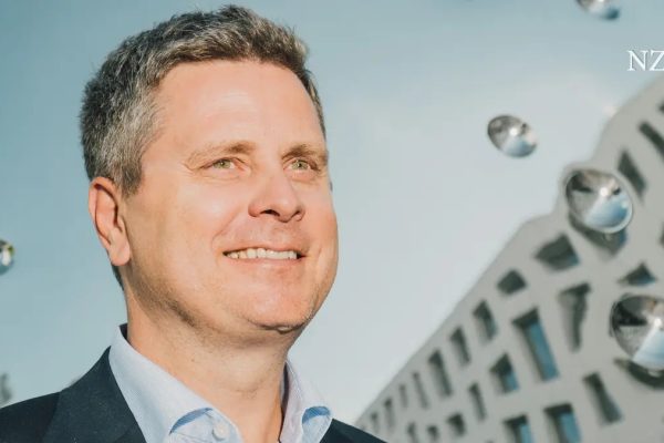 El CEO de Roche: la IA acelera la batalla contra el cáncer, la longevidad y sin recortes de personal