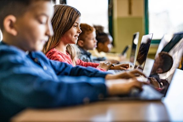 Arizona revoluciona la educación: primera escuela pública con profesores de IA