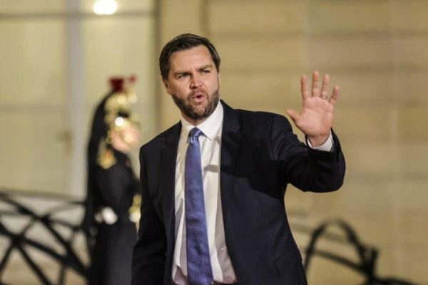 Vicepresidente de EE.UU. critica la regulación europea y defiende un enfoque sin restricciones