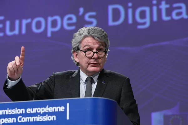 La UE prohíbe sistemas de IA con riesgos inaceptables: nuevo capítulo en regulación