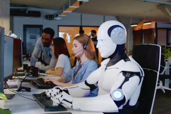 Anthropic advierte que los empleados con IA estarán recién el año viene