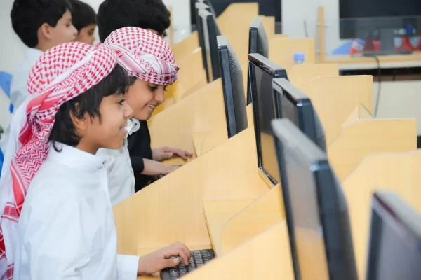 Emiratos Árabes Unidos apuesta a la IA escolar con un plan nacional desde preescolar