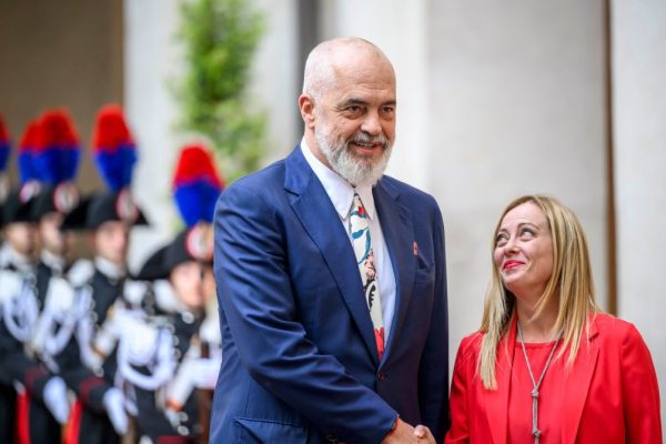 Albania nombra a Diella como ministra virtual: la IA en la primera línea de la contratación pública