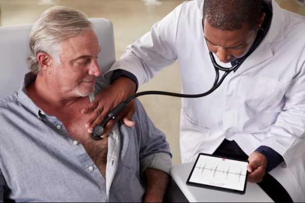 Eko Health: el estetoscopio con IA que detecta 3 enfermedades cardíacas en apenas 15 segundos