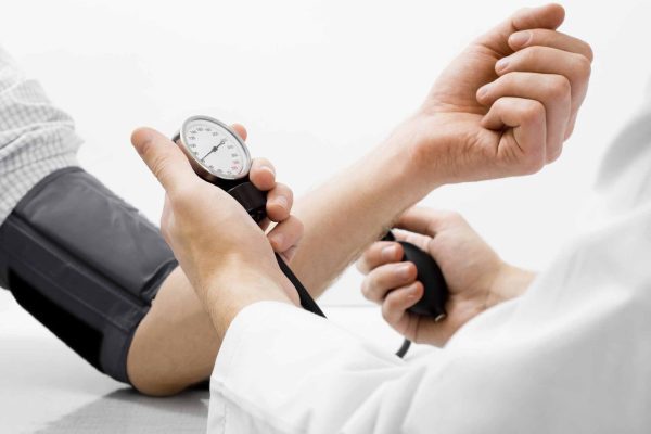 Agentes de voz mejoran la medición domiciliaria de la presión arterial en adultos mayores