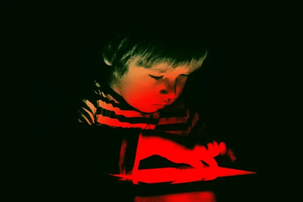 Character.AI restringe el uso de chatbots a menores tras tragedias y presión legal