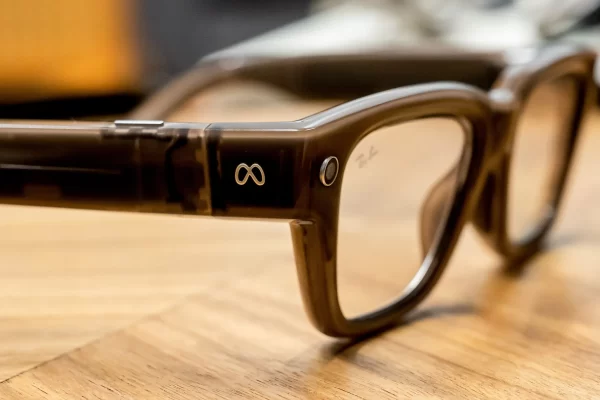 Apple: pausa al Vision Pro y apuesta por gafas inteligentes impulsadas por IA como las de Meta